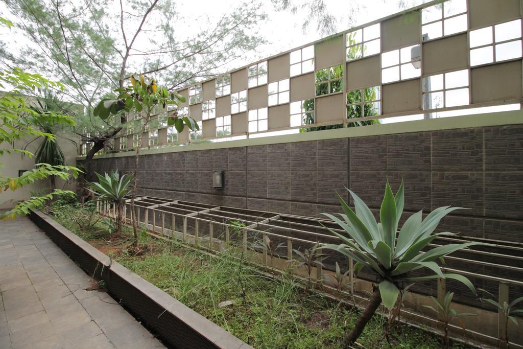 Reddoorz Plus Near Ambassador Mall Jakarta Exterior photo