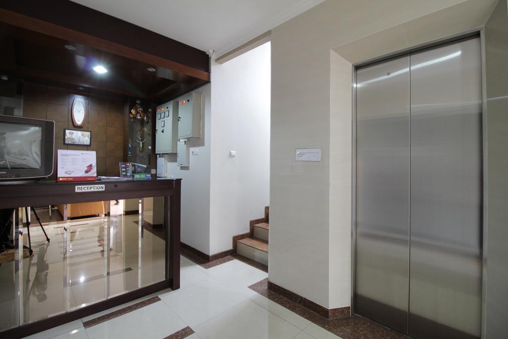 Reddoorz Plus Near Ambassador Mall Jakarta Exterior photo